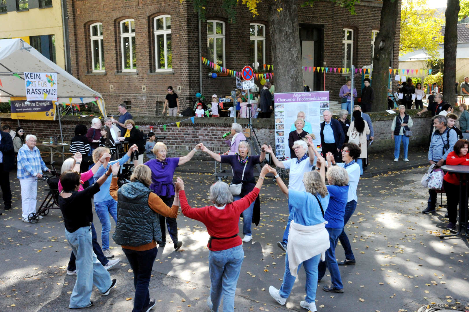 Menschen begegnen sich beim Interkulturellen Fest